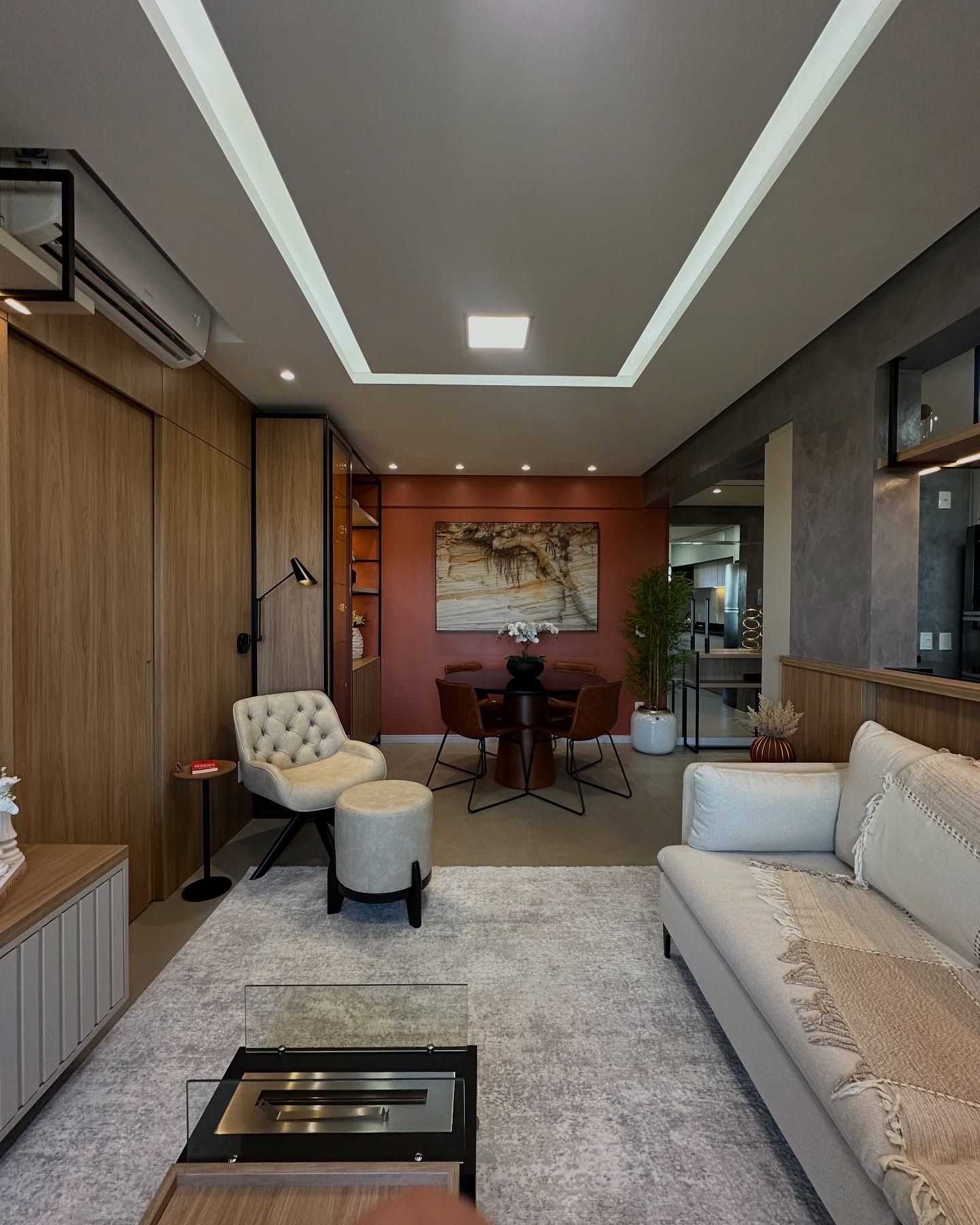 Sala de estar planejada com iluminação embutida