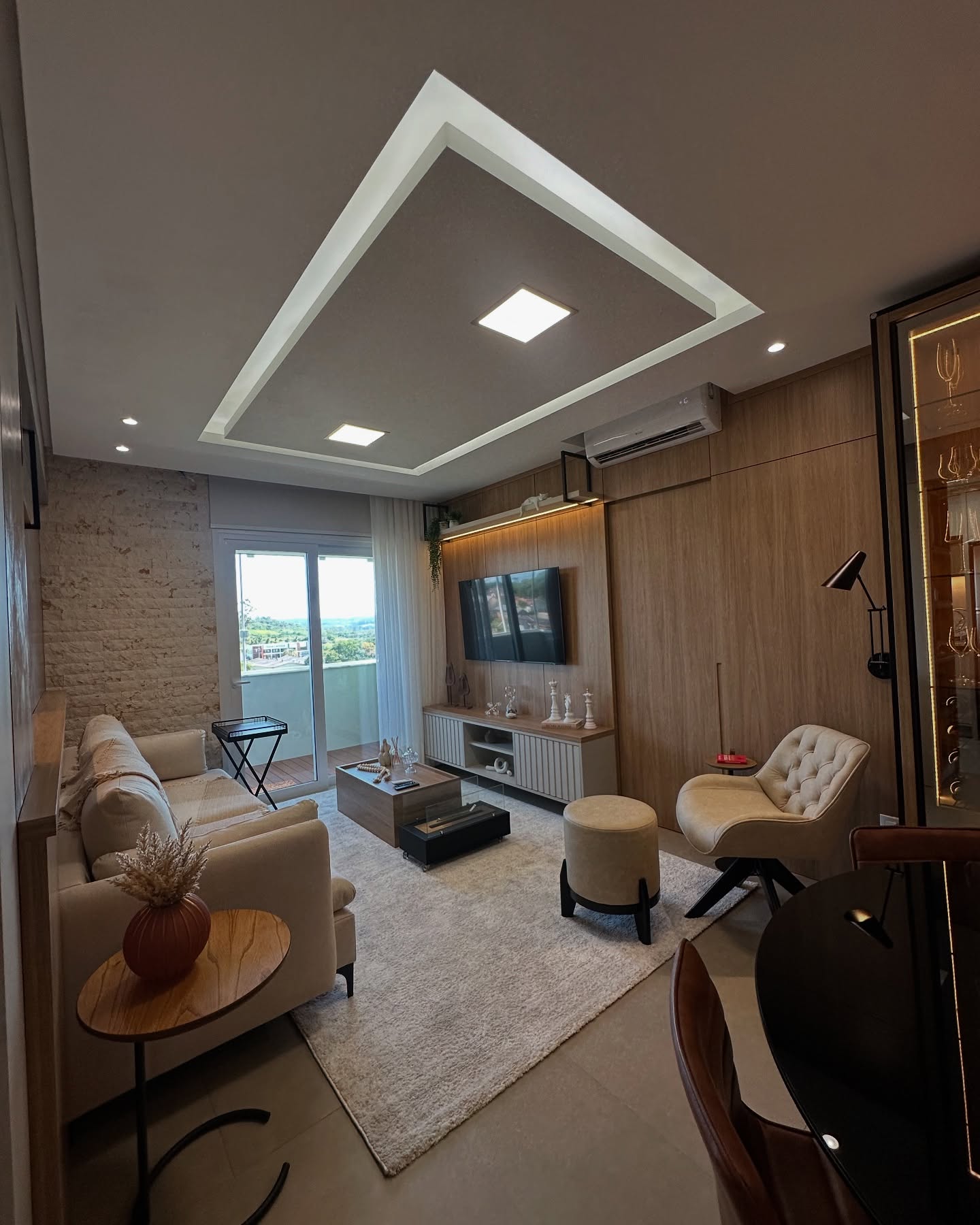 Sala de estar com painel de TV planejado