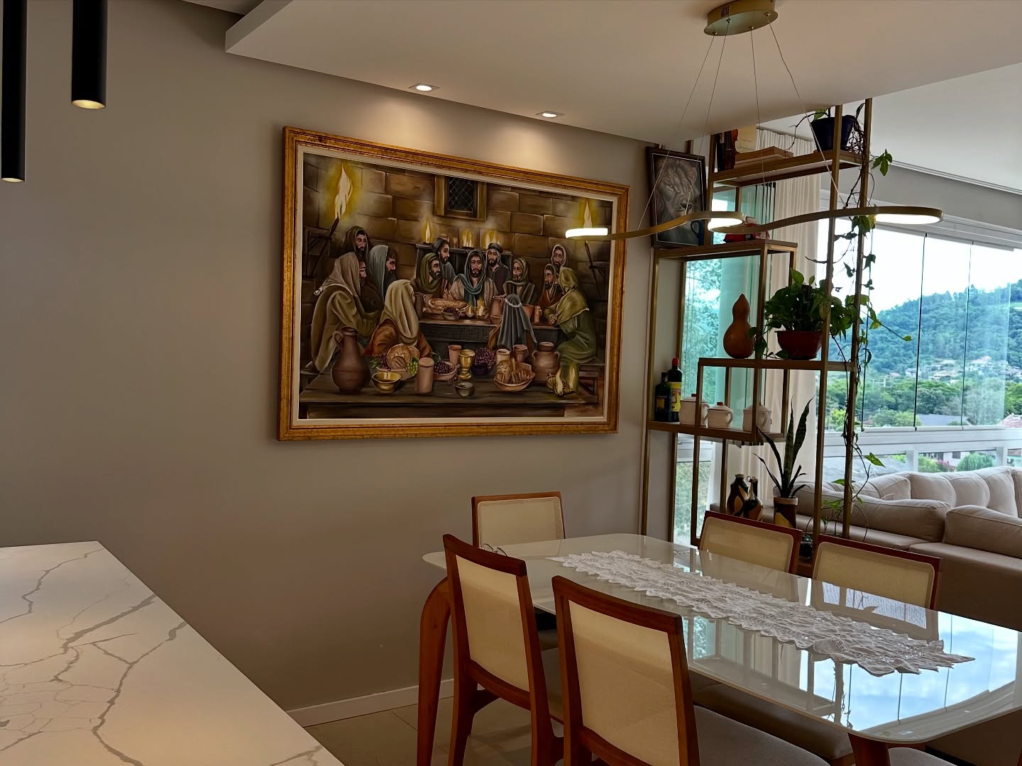 Sala de jantar com painel e cristaleira planejada
