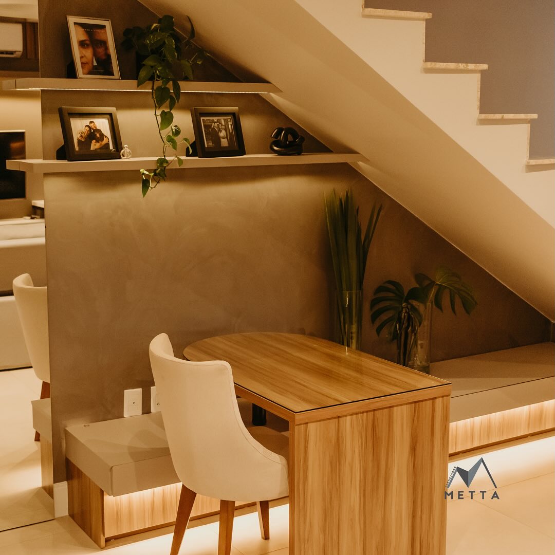 Sala de jantar planejada com escada